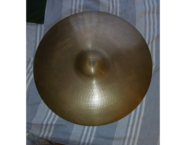 Zildjian Avedis Rock Ride de 20" . Aquest plat té un projecció brutal! dels finals dels 70 o començament dels 80. Molt b