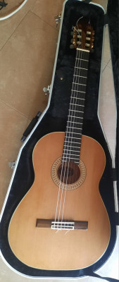 Guitarra clásica de tapa de cedro.