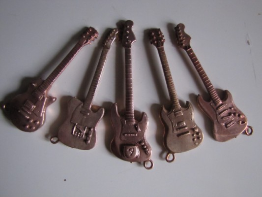 guitarras de bronce para llaveros