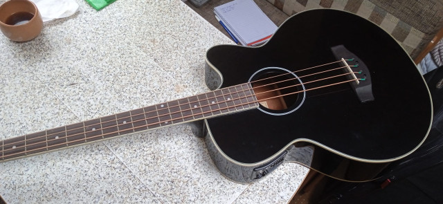Bajo acústico Harley Benton