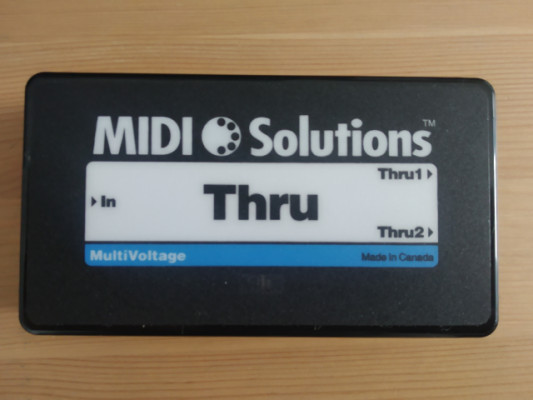 MIDI Solutions Thru V2. Caja MIDI thru.