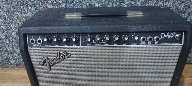 Amplificador Fender Deluxe 90 transistores