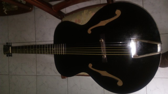 Guitarra fabricada en kalamazoo años 20