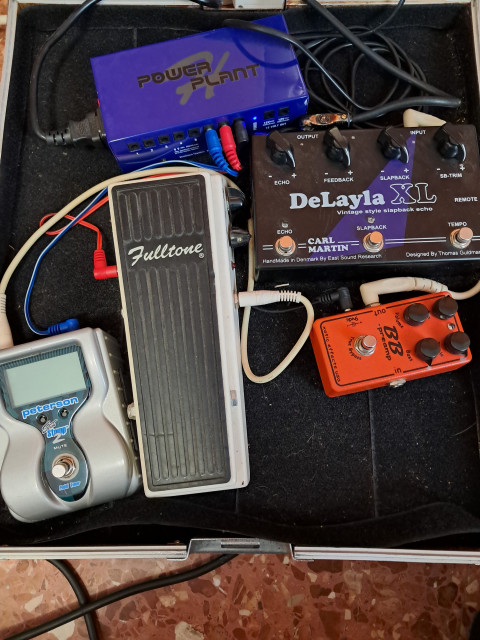 BB preamp, Carl Martin delaylaXL, fulltone wah, strobostomp+guitarra+ampli