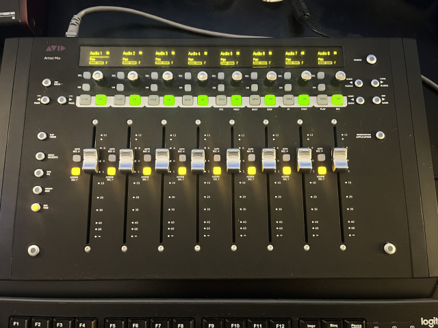 AVID Artist Mix