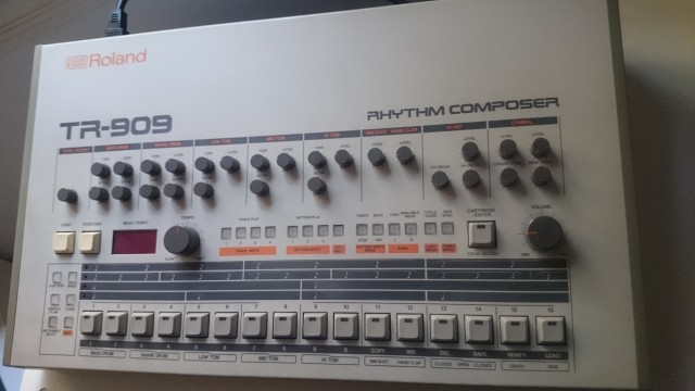 Roland TR-909 Rhythm Composer vendo/cambio