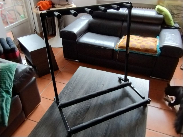 DISPONIBLE. Soporte para 5 guitarras por 15€