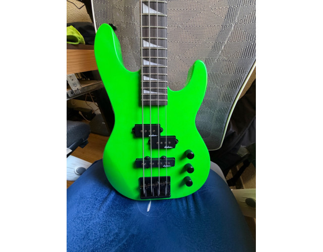 Bajo Jackson Dinky