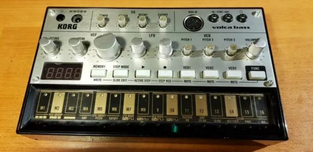 KORG VOLCA BASS