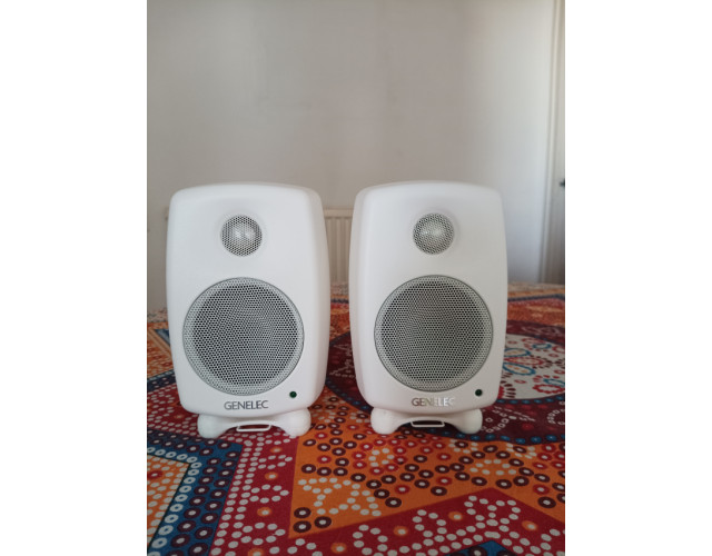 Pareja de altavoces Genelec 8010AW