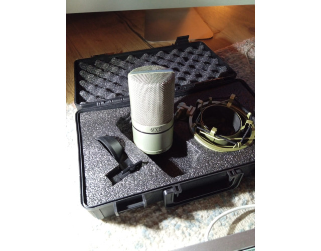 Micrófono MXL 990 con estuche y araña