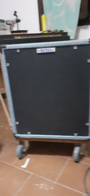 Pantalla artesanal 1x15  en madera de aglomerado tapizada en moqueta azul