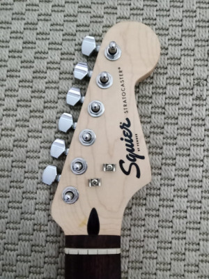 Squier by Fender Stratocaster 2020 mastil con clavijero incluido