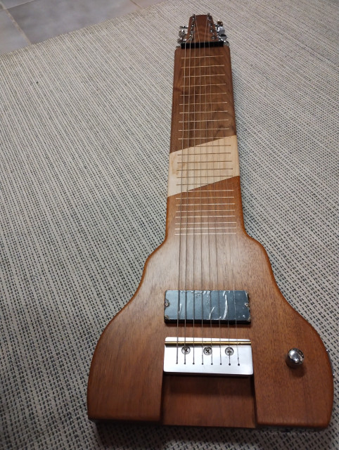 Lap Steel 8 cuerdas de Luthier con pastilla activa