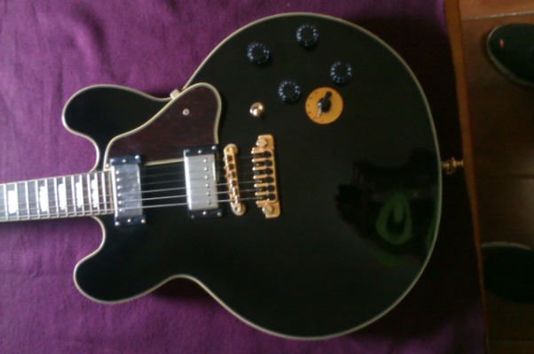 Epiphone BB King Lucille Ebony con Gibson 490R + 490T.