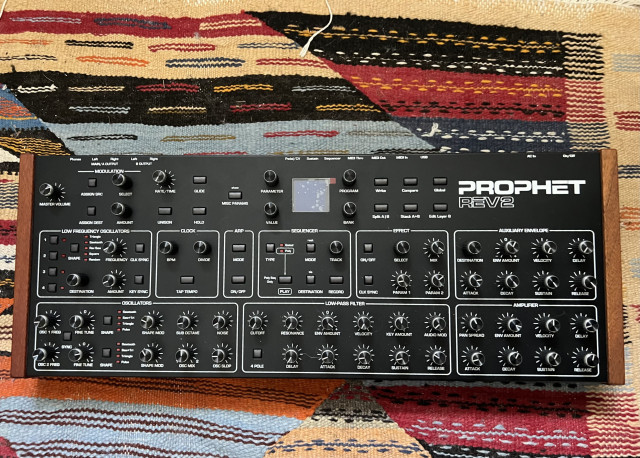 Prophet rev 2 dektop 8 voices