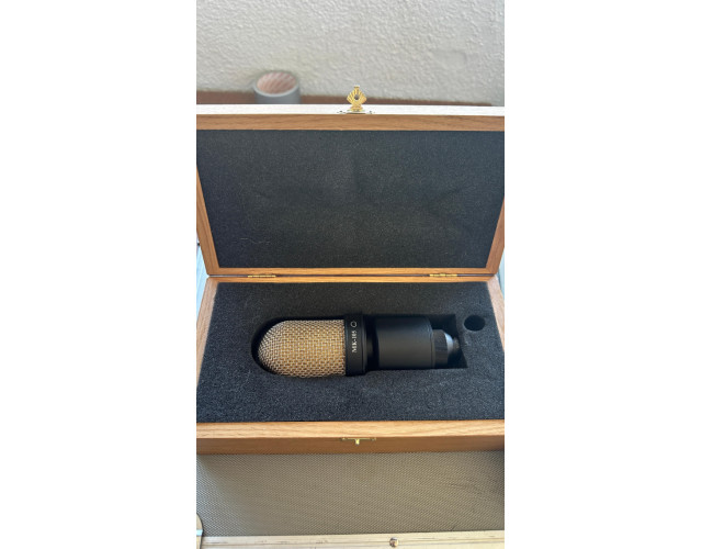 Oktava MK-105 con caja de madera