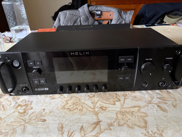 Vendo Line6 Helix Rack con pedalera Helix Control y regalo