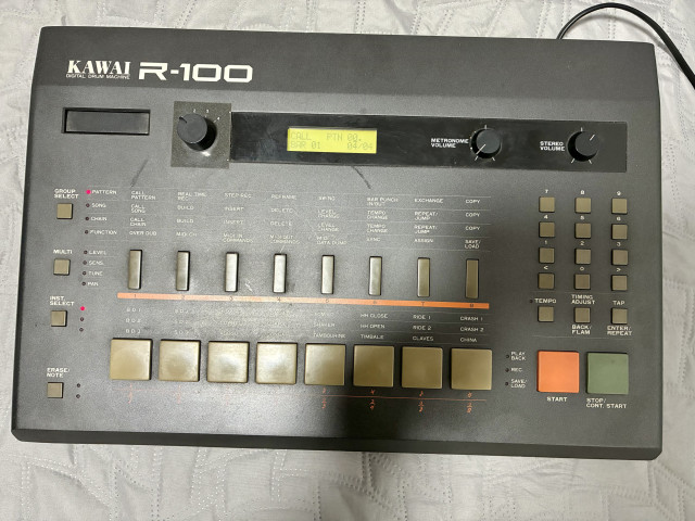 Caja de ritmos Kawai R-100