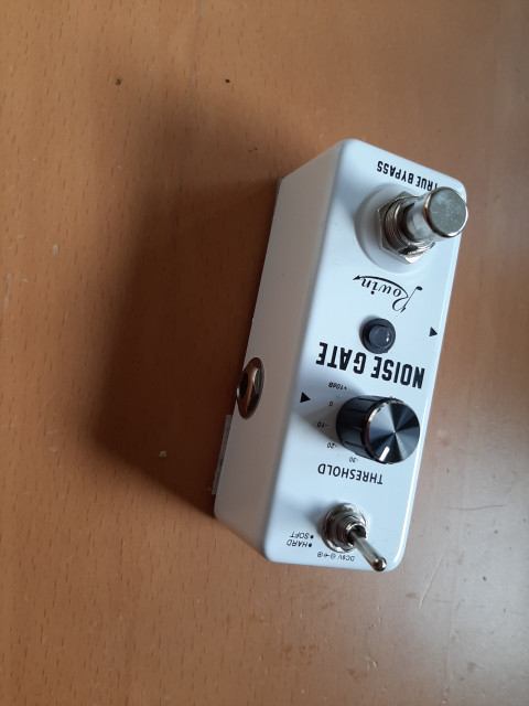 Pedal noise gate rowin