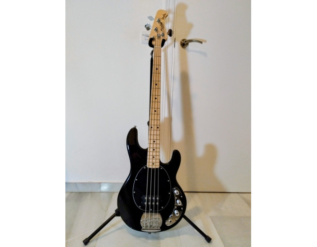 Bajo Sterling by Music Man Stingray SUB RAY4 BK