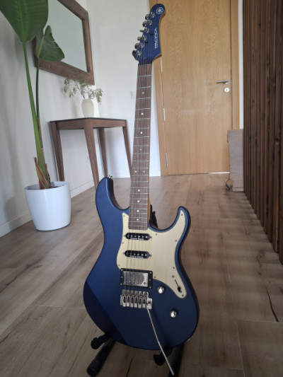Guitarra Yamaha Pacifica 612VIIX SB azul matte silk + funda rígida