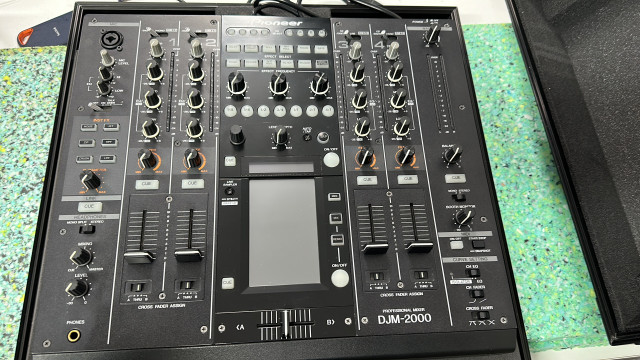 Pioneer DJM-2000 Mesa Mezclas DJ y flightcase rojo