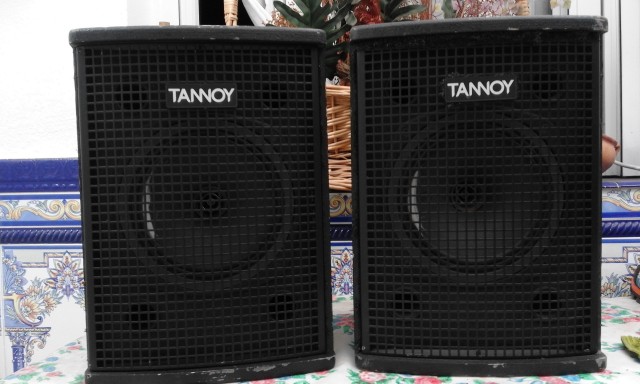 altavoces tannoy junto amplificador stk v-600