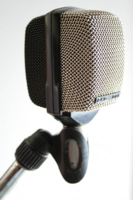o cambio microfono akg d 12 e  vintage