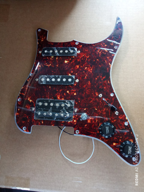 Golpeador Strato HSS con pastillas y electrónica