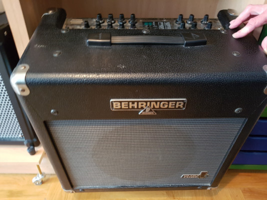 Amplificador con efectos Behringer