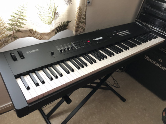 Piano de Escenario Yamaha MX88.
