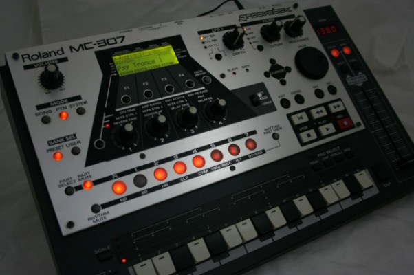 Roland MC-307 groovebox