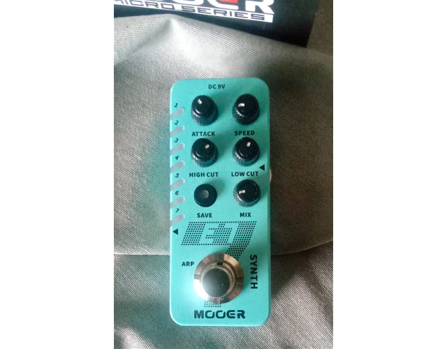 MOOER E7 (pedal sintetizador polifónico)