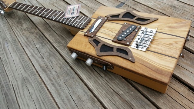 Cigar Box Guitar de olivo Tipo Fender