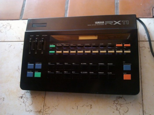 Yamaha RX11 Vintage Digital Drum Machine. Caja de ritmos 80's