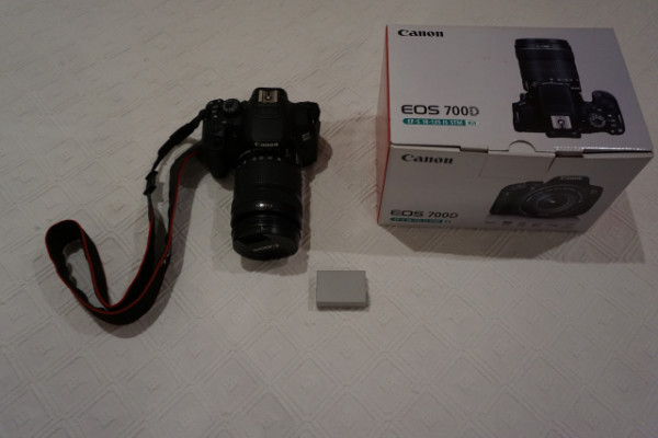 Canon EOS 700 D con objetivo EF-S 18-135