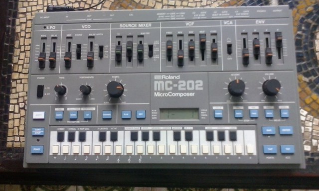 Sintetizador Roland MC-202