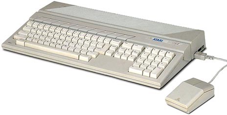 ATARI 1040 STF o STFM con su ratón original y teclado en castellano.