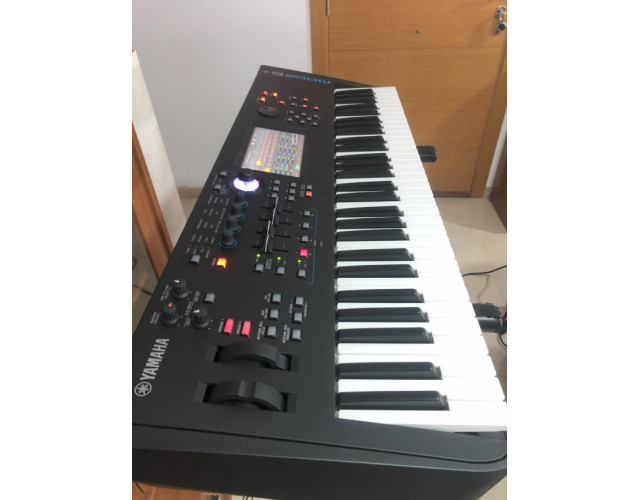 Yamaha MODX6 Plus (Muy nuevo)