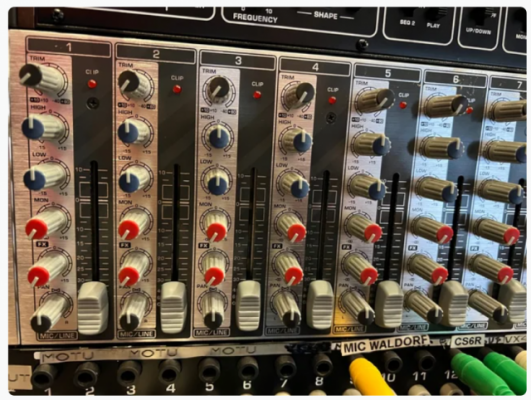 Mesa de mezclas en rack Behringer RX1202FX