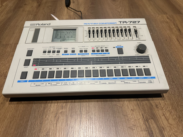 Roland Tr-727 con expansion HKA ROM (8 bancos de sonidos)