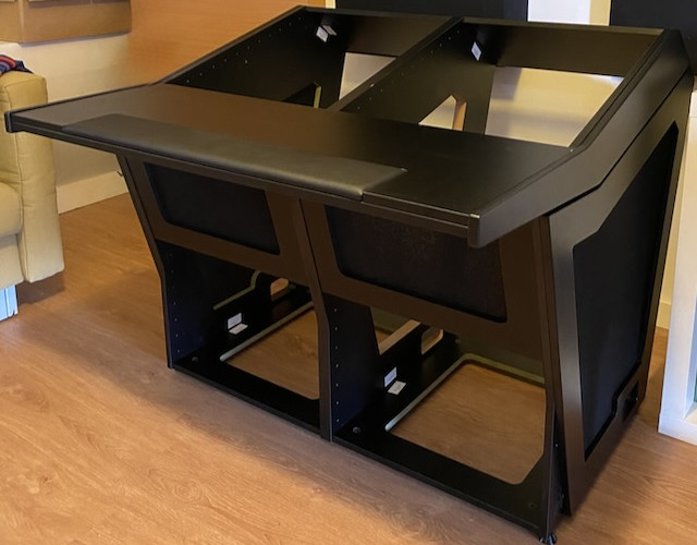 Desk V3 Acoustic 52RU con suporte de monitores