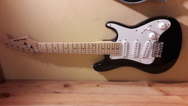Guitarra Stratocaster mini.