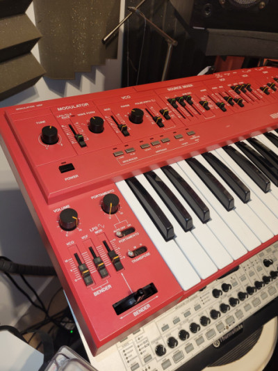 Roland sh 101 (color rojo)