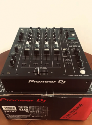 Mixer Pioneer djm 750 MK2 + Funda Magma