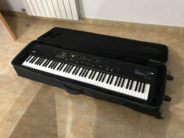 Piano de escenario Yamaha CP88 con Maleta y Soporte originales