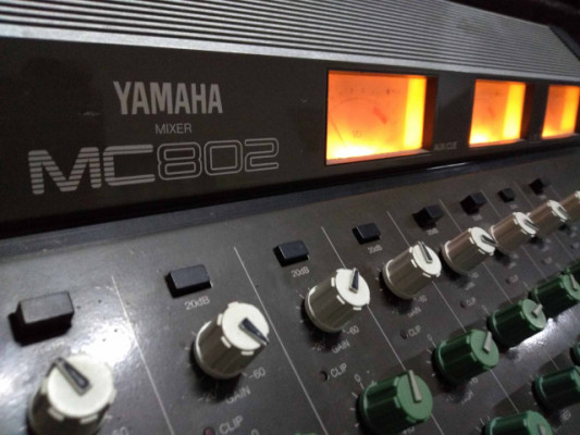 Mesa de mezclas analógica YAMAHA MC802