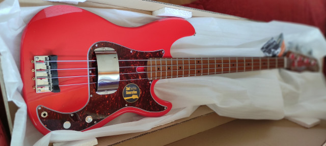 Bajo Sire Marcus Miller Precision P5 Dakota red con especificaciones Palladino