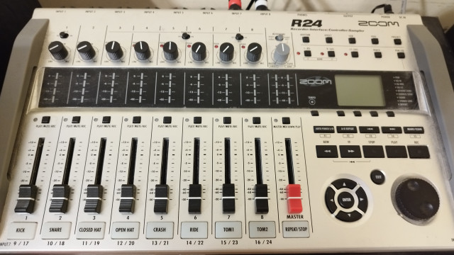Vendo grabadora multipista zoom R24